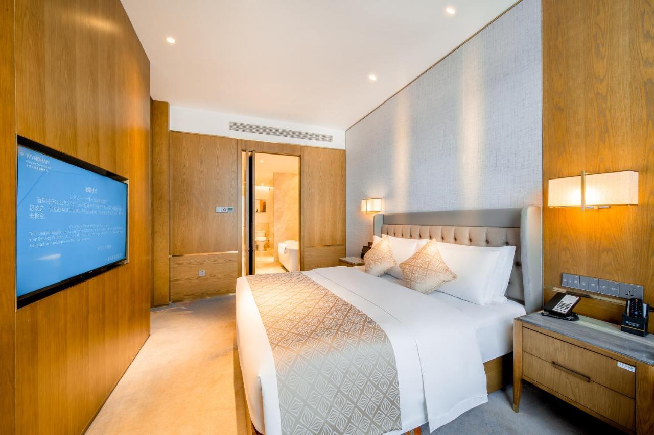 Отель Wyndham Shiyan Downtown Экстерьер фото